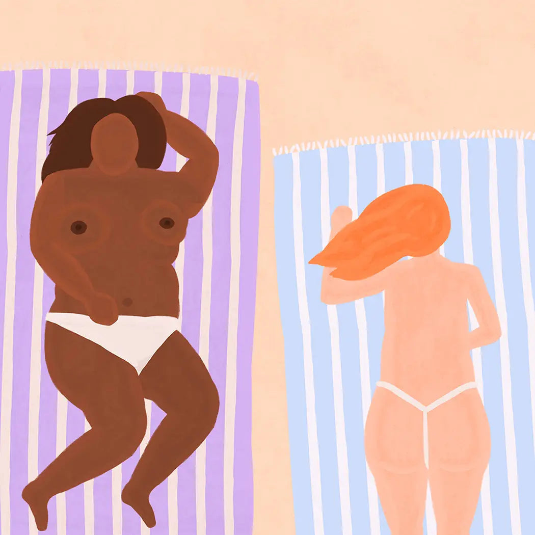 Deux femmes aux corps variés sur serviettes rayées à la plage, affiche art beach A3