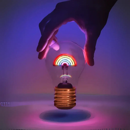 Ampoule Arc En Ciel Sans Fil : filament lumineux arc-en-ciel tenu à la main