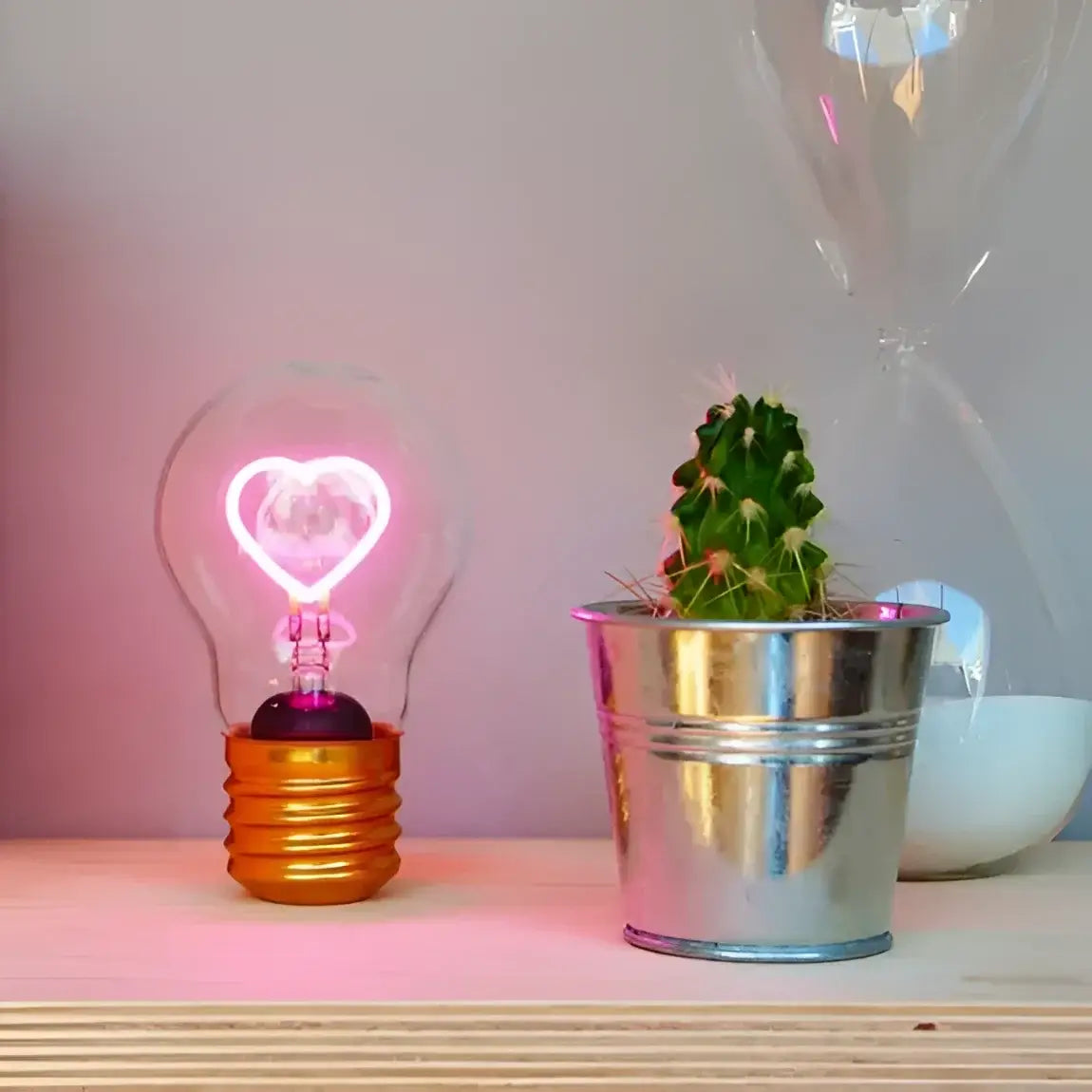 Ampoule rechargeable Coeur Sans Fil avec filament rose en forme de cœur pour ambiance cosy