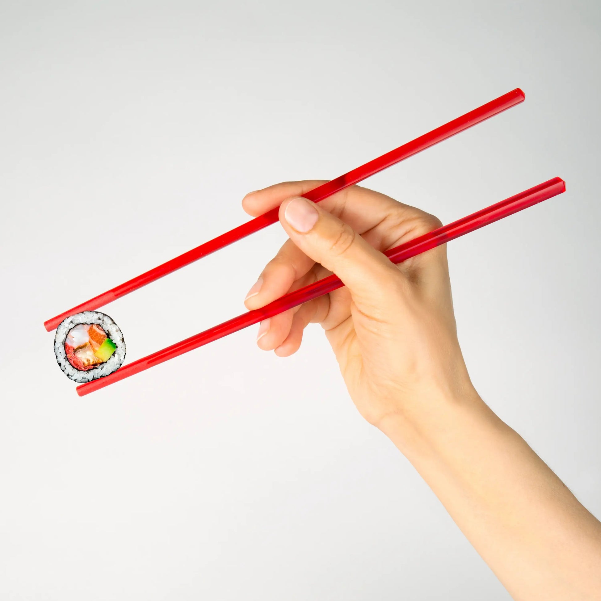 Baguettes Rainbow : baguettes rouges en plastique tenant sushi, design soigné