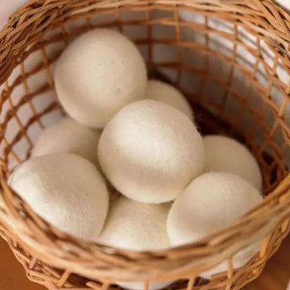 Panier en osier avec 3 Balles de séchange pour une lessive plus écologique