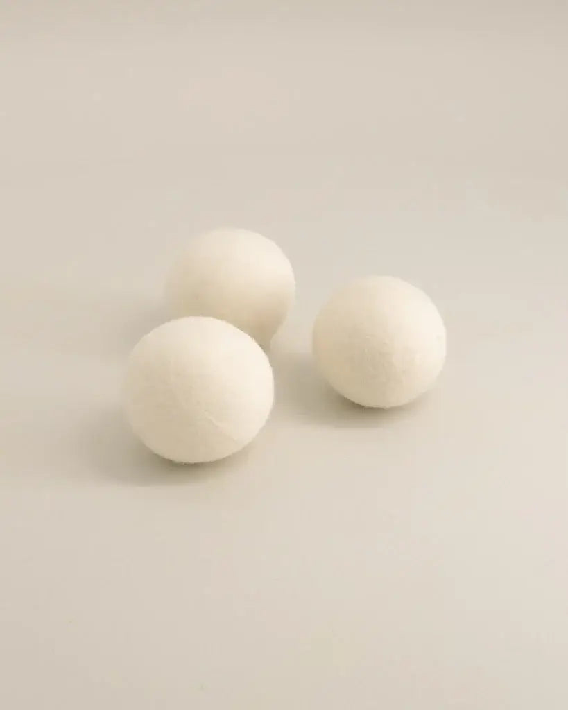 Trois boules blanches sphériques pour lessive plus écologique, peaux sensibles