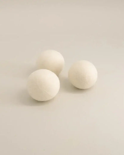 Trois boules blanches sphériques pour lessive plus écologique, peaux sensibles