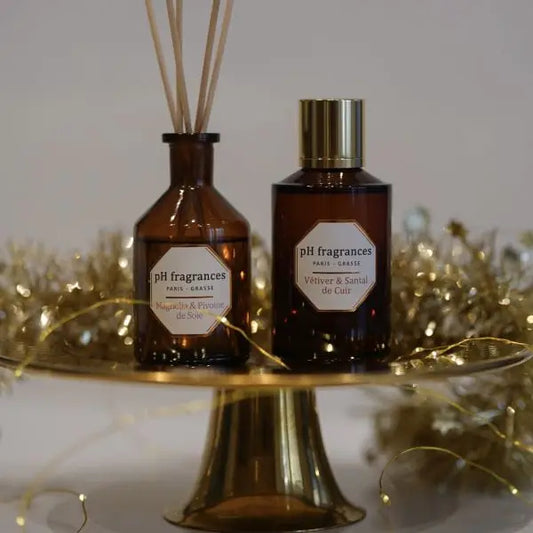 Deux bouteilles en verre ambré de Parfum Magnolia avec bâtons diffuseurs et bouchon doré