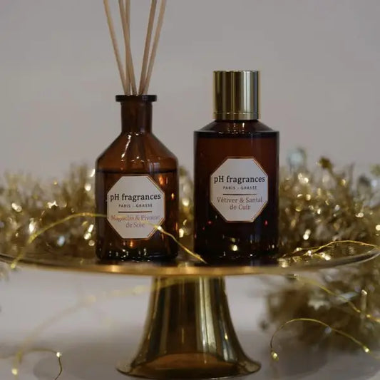 Deux bouteilles en verre ambré de parfum Magnolia avec matières premières naturelles