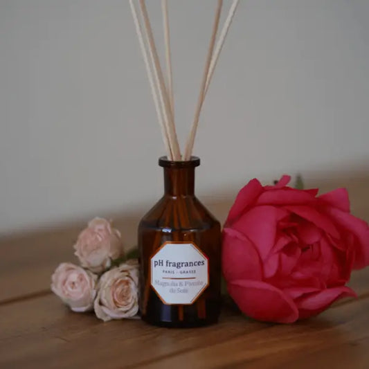 Diffuseur en verre ambré avec rose et bâtons parfum magnolia et matières premières naturelles