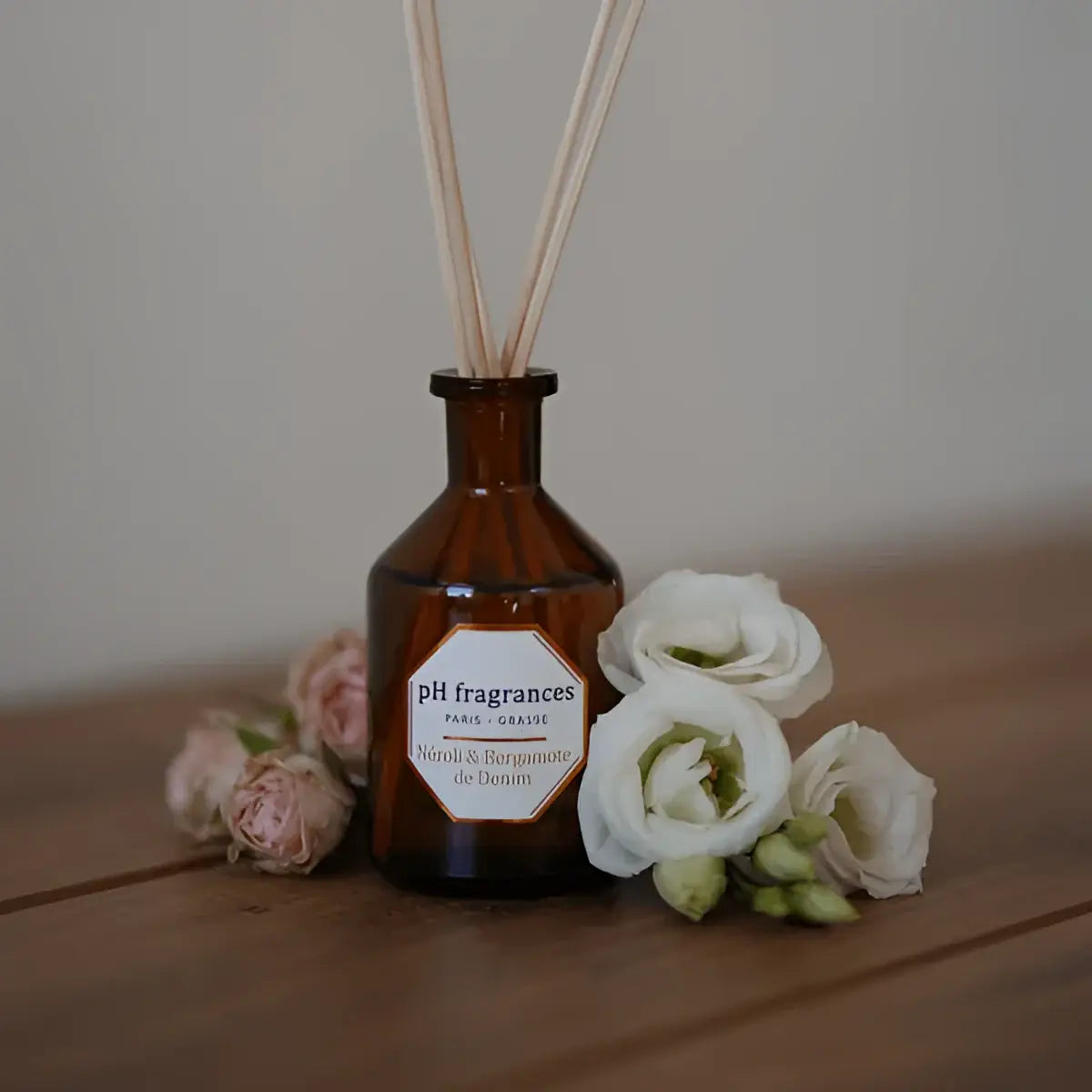 Diffuseur d’ambiance Bâtons À Parfum Néroli en verre ambré avec roseaux et fleurs