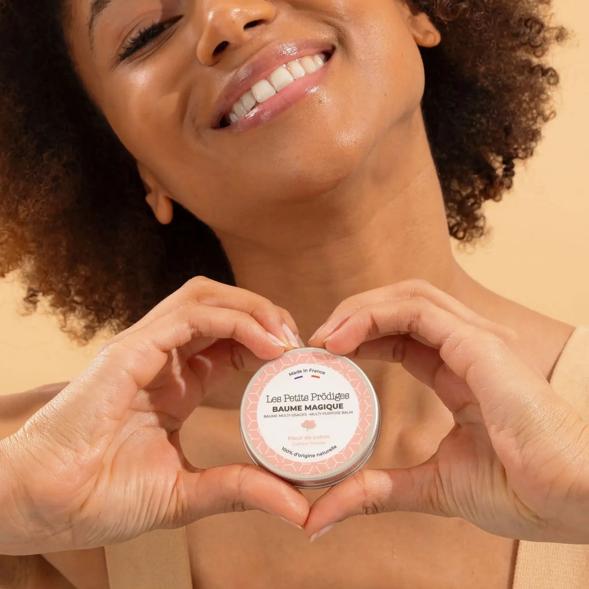 Baume Multi-Usage Au Fleur De Coton 30ml en mains, texture fondante
