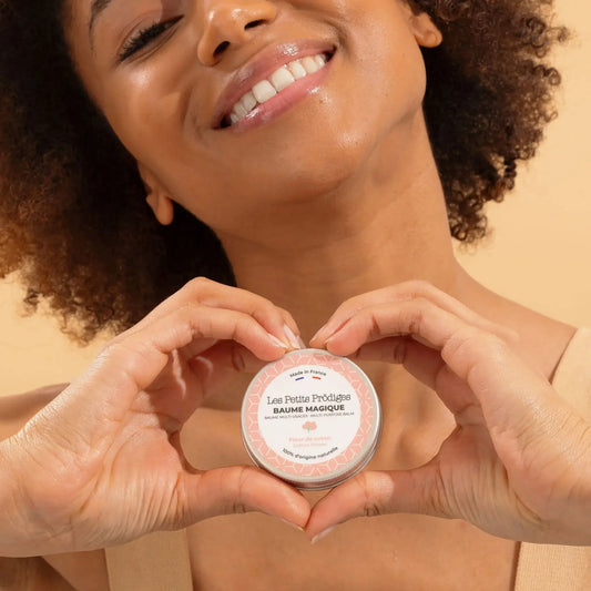 Baume Multi-Usage Au Fleur De Coton 30ml en mains, texture fondante