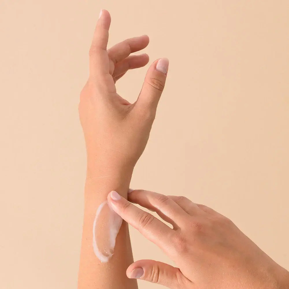 Application crème Baume Multi-Usage Au Monoi sur avant-bras pour peaux sensibles