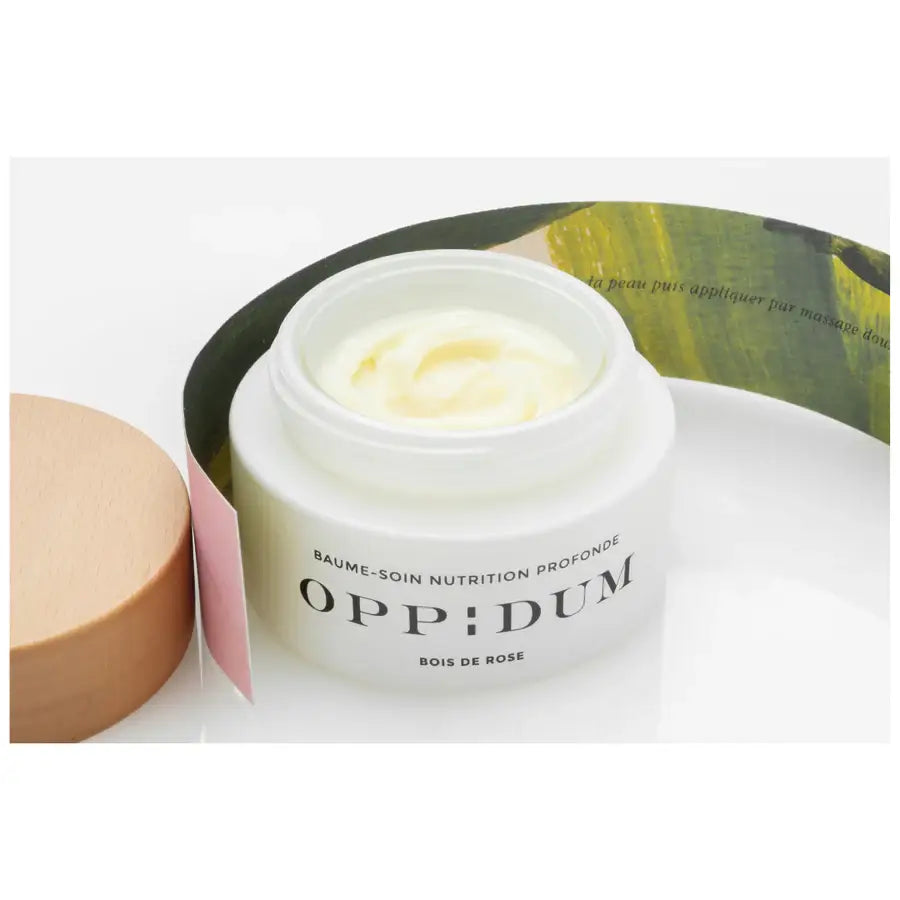 Pot de baume soin nutrition au bois de rose ouvert, crème jaune clair pour nutrition profonde bois