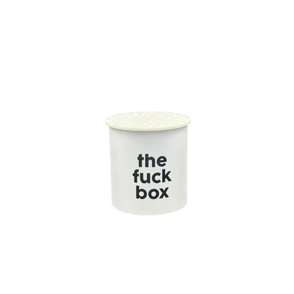 Boîte À Son Fuck : pot à bougie cylindrique blanc avec couvercle, texte noir ’the fuck box’ pour humour décalé