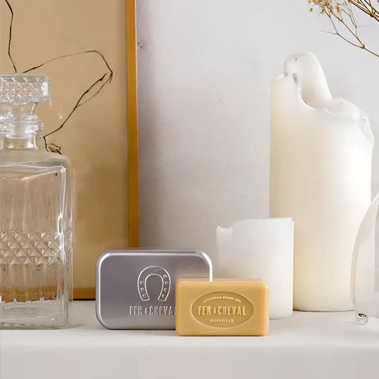 Boîte à savon en métal avec savon brun clair pour voyage éco-responsable