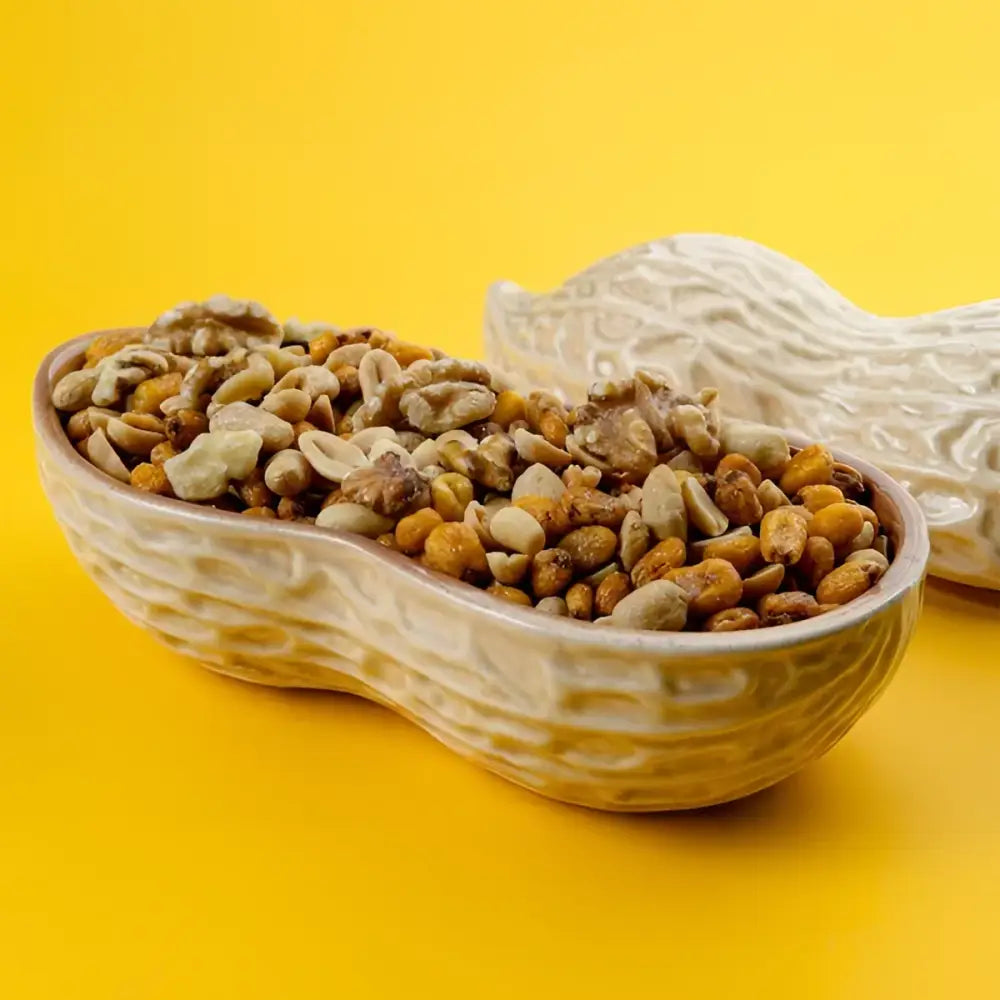 Bol en céramique en forme de cacahuète rempli de noix, parfait pour un cadeau surprenant