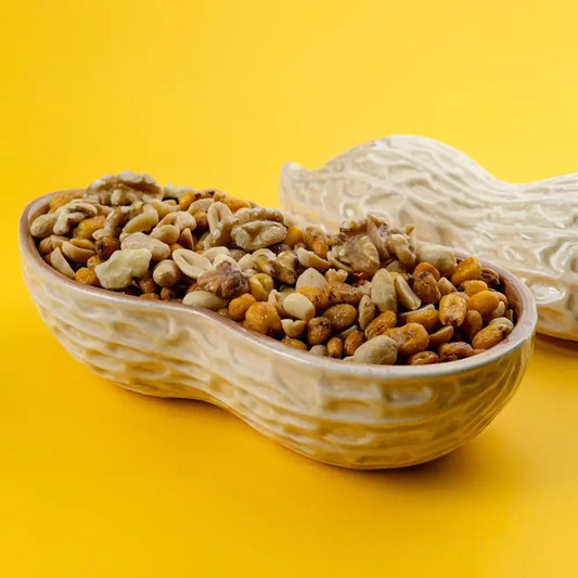 Bol en céramique en forme de cacahuète rempli de noix, parfait pour un cadeau surprenant