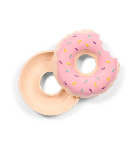 Deux petits objets en forme de donut flottant : un rose saupoudré avec une bouchée, un beige uni