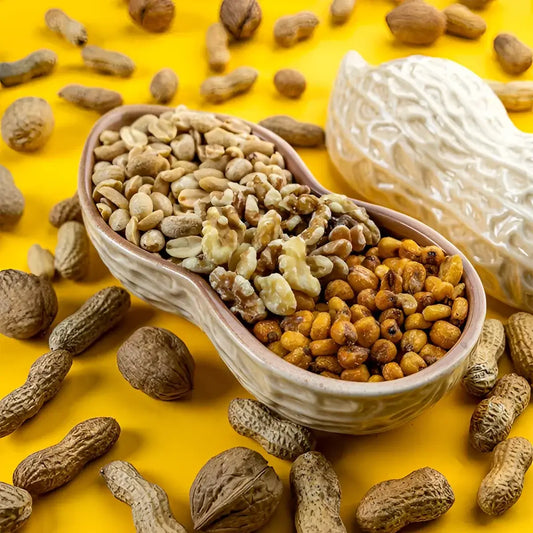 Bol original en forme de cacahuète rempli de fruits secs et maïs rôti, touche d’originalité surprenante