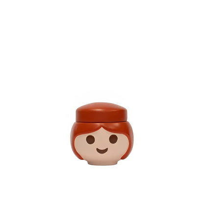 Tête figurine Playmobil style Boite Playmobil Rouge, cheveux roux courts, sourire bonne humeur et casquette rouge soignée