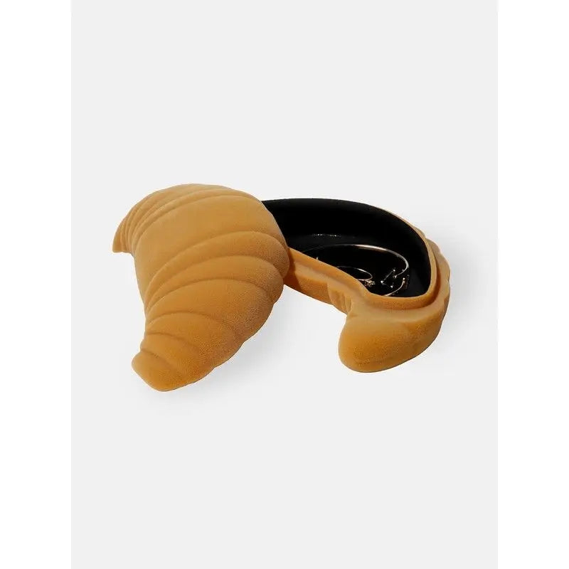 Boîte de rangement croissant ouverte, intérieur noir, chaîne argentée