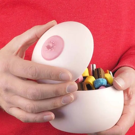 Contenant original en forme de sein rempli de bonbons, idée cadeau touche artistique