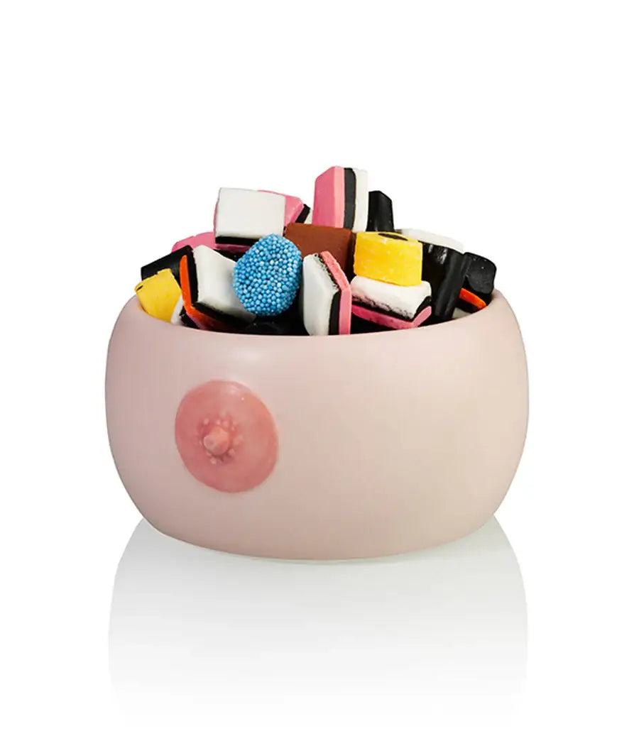 Boîte Sein Originale rose en forme de sein pleine de bonbons réglisse