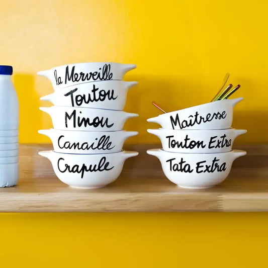 Bol breton revisité avec des bols blancs empilés et des mots français