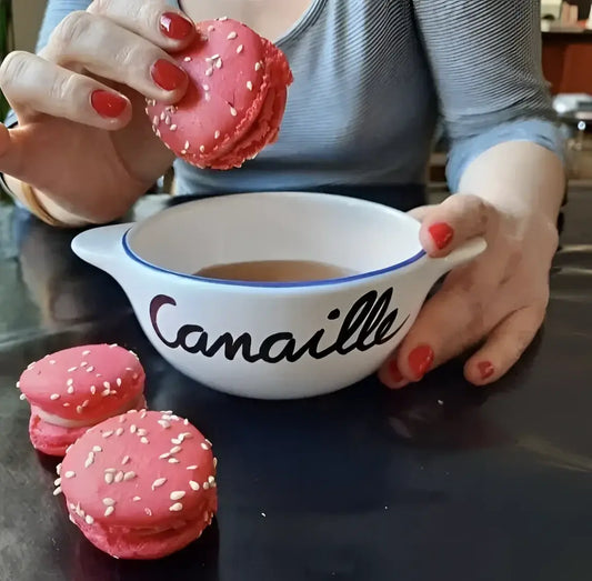 Macarons roses au sésame dans bol breton Canaille artisanal