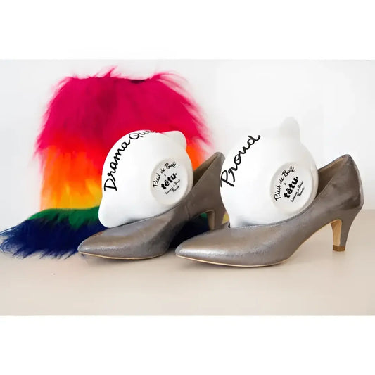 Paire de talons métalliques avec boules blanches, Bol Breton Drama Queen revisité aux couleurs LGBTQIA+