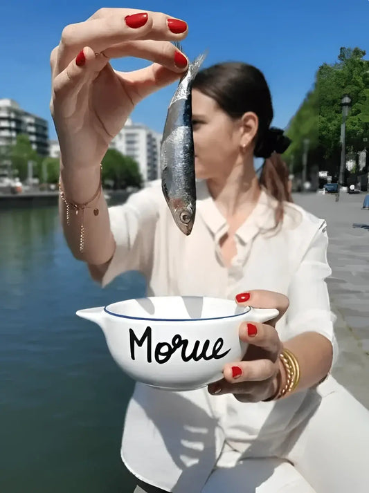Femme tenant un poisson sur un bol Breton Morue artisanal