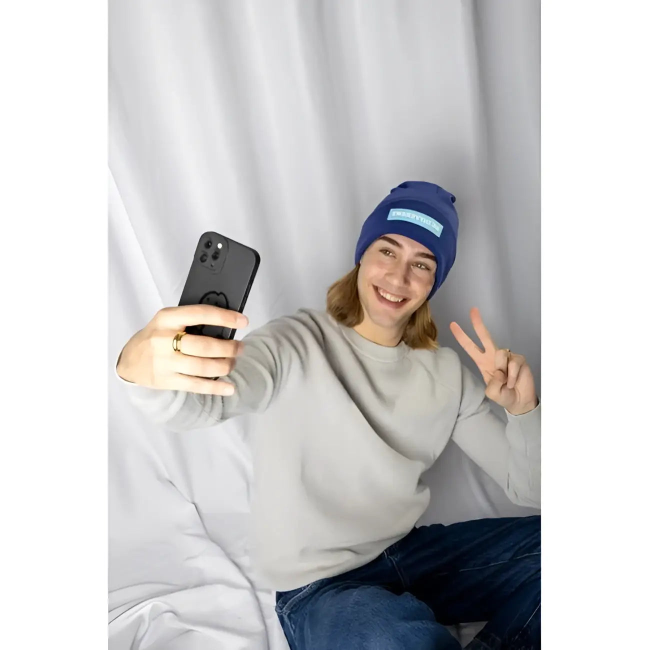 Bonnet bleu foncé Be Different avec patch logo bleu clair