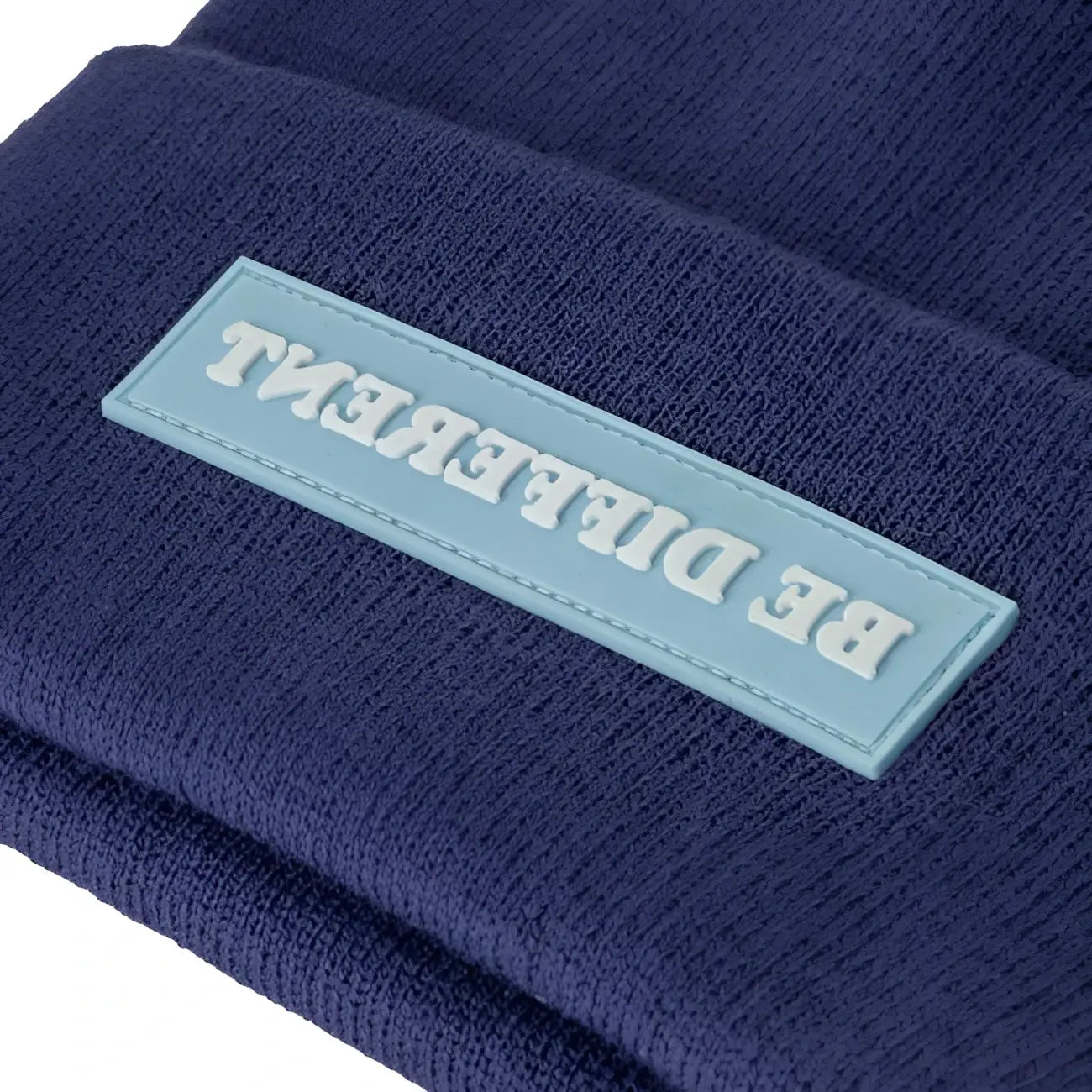 Bonnet Bleu ’Be Different’ en bleu foncé, style intemporel