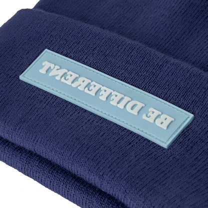 Bonnet Bleu ’Be Different’ en bleu foncé, style intemporel