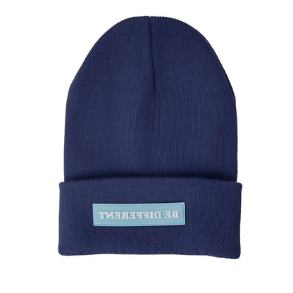 Bonnet bleu foncé ’Be Different’ en tricot avec patch bleu clair