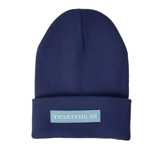 Bonnet bleu foncé ’Be Different’ en tricot avec patch bleu clair