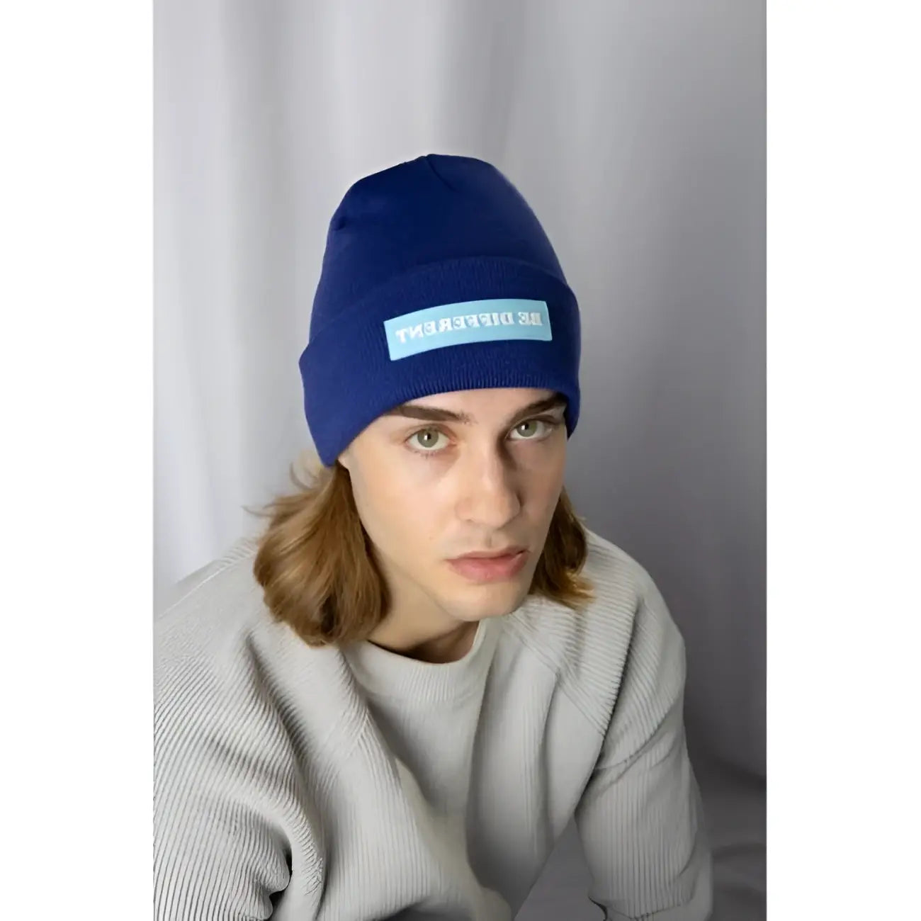 Bonnet bleu foncé ’Be Different’ style intemporel tricoté