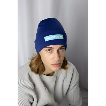 Bonnet bleu foncé ’Be Different’ style intemporel tricoté