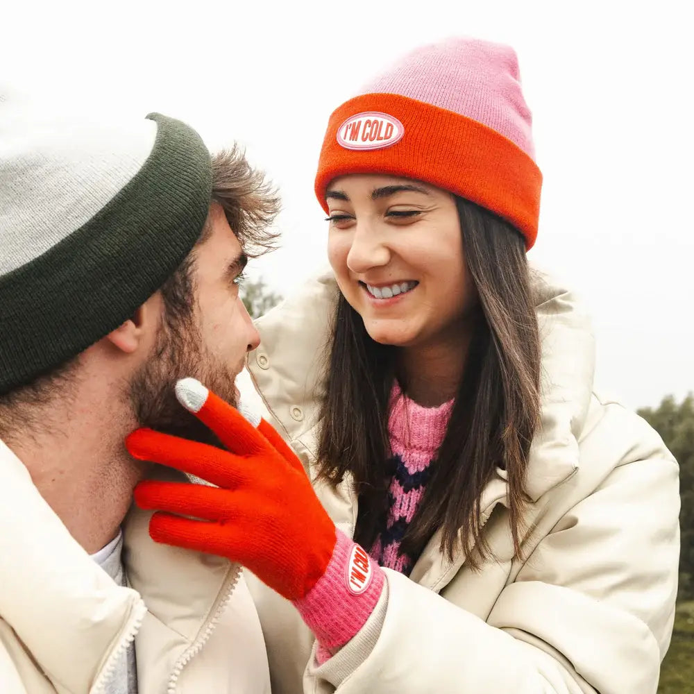 Bonnet I’m Cold : bonnet tricot rose orange avec patch blanc, simple accessoire bonne humeur