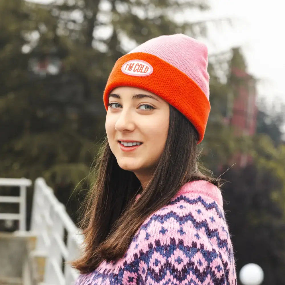Bonnet I’m Cold : bonnet deux tons rose-orange avec patch brodé, simple accessoire bonne humeur