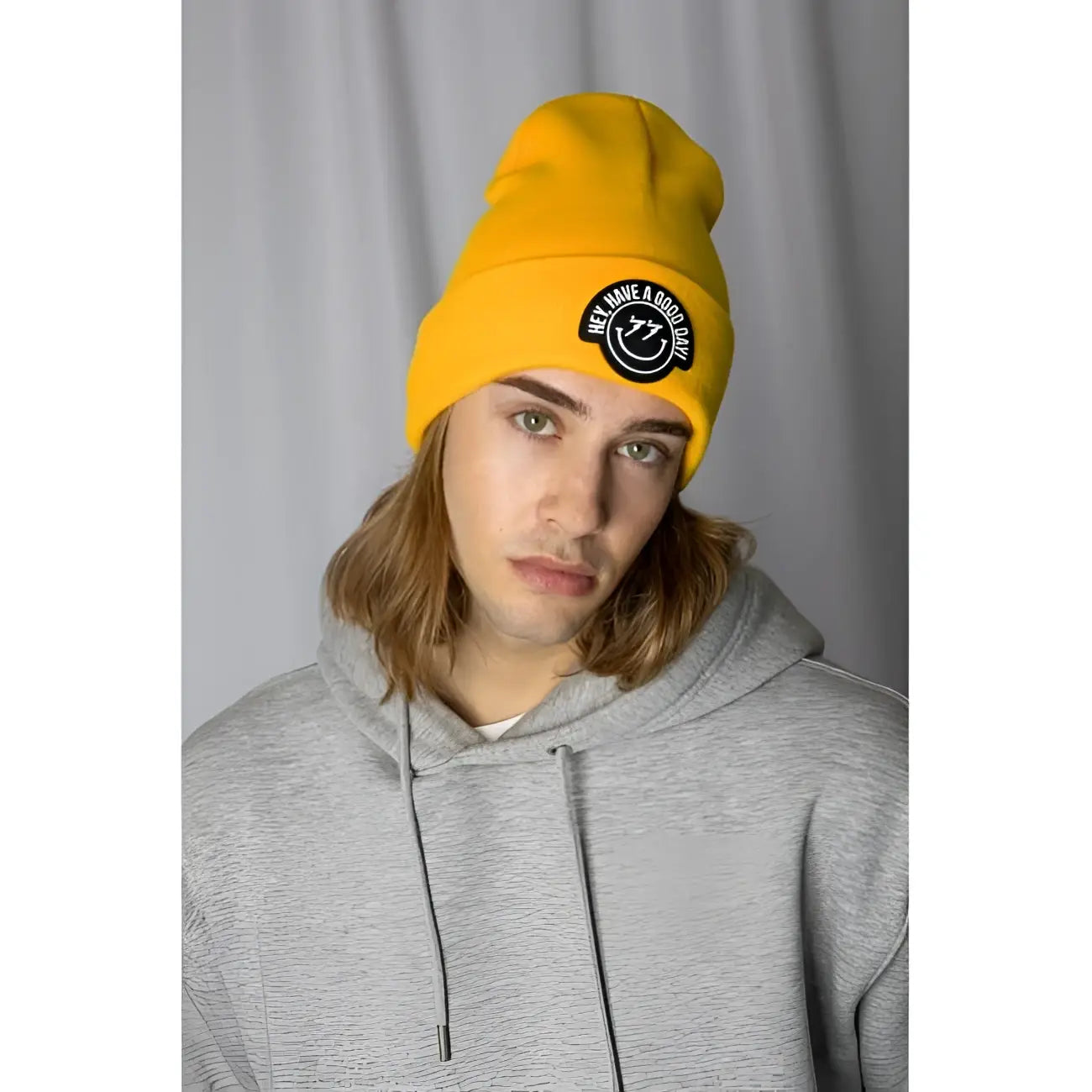 Bonnet jaune éclatant avec patch sourire et message positif bonne humeur autour