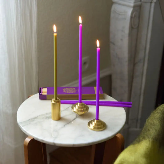 Bougeoir en laiton pour bougies fines avec trois bougies, style années folles l’art déco