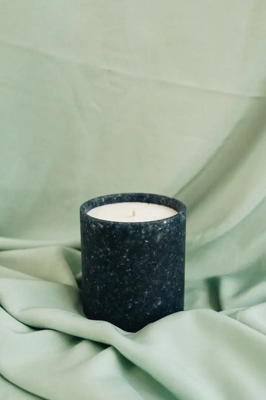 Bougie parfumée La Belle Mèche À La Feuille De Figuier noire tachetée