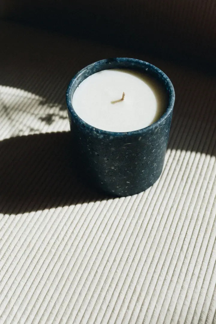 Bougie parfumée La Belle Mèche fin d’été en céramique tachetée