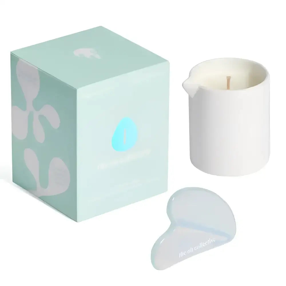 Bougie de massage avec pierre gua sha et bougie en céramique sur boîte bleue