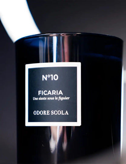 Bougie Ficaria n°10 : pot en verre noir avec étiquette Odore Scola pour une expérience sensorielle réconfortante