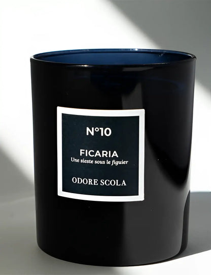 Bougie Ficaria n°10 : pot noir céramique, intérieur bleu marine, étiquette blanche Odore Scola