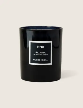 Bougie Ficaria n°10 : pot en céramique noire brillant, étiquette blanche, expérience sensorielle réconfortante