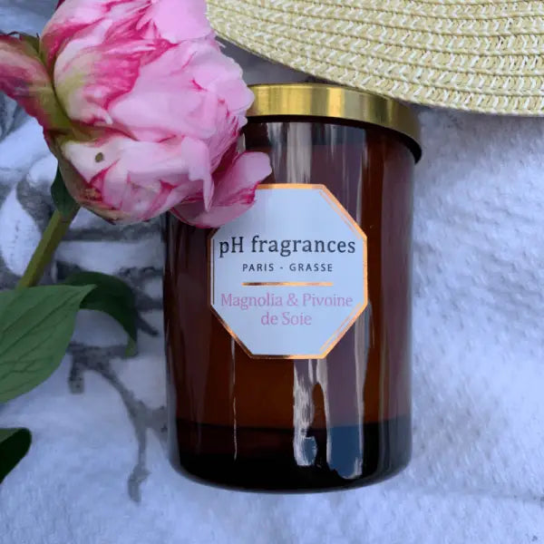 Bougie magnolia en verre ambré avec couvercle doré, expérience olfactive pink floral