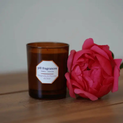 Bougie magnolia en pot verre brun avec étiquette blanche octogonale