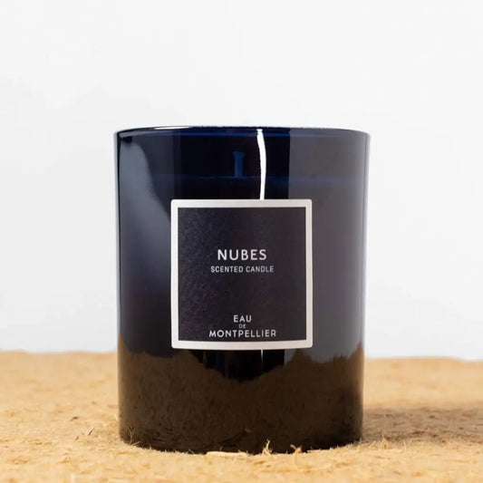 Bougie parfumée Nubes en pot bleu profond par Eau de Montpellier