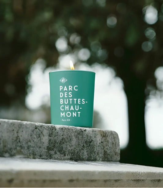Bougie teal allumée Parc des Buttes-Chaumont 190g, ambiance apaisante
